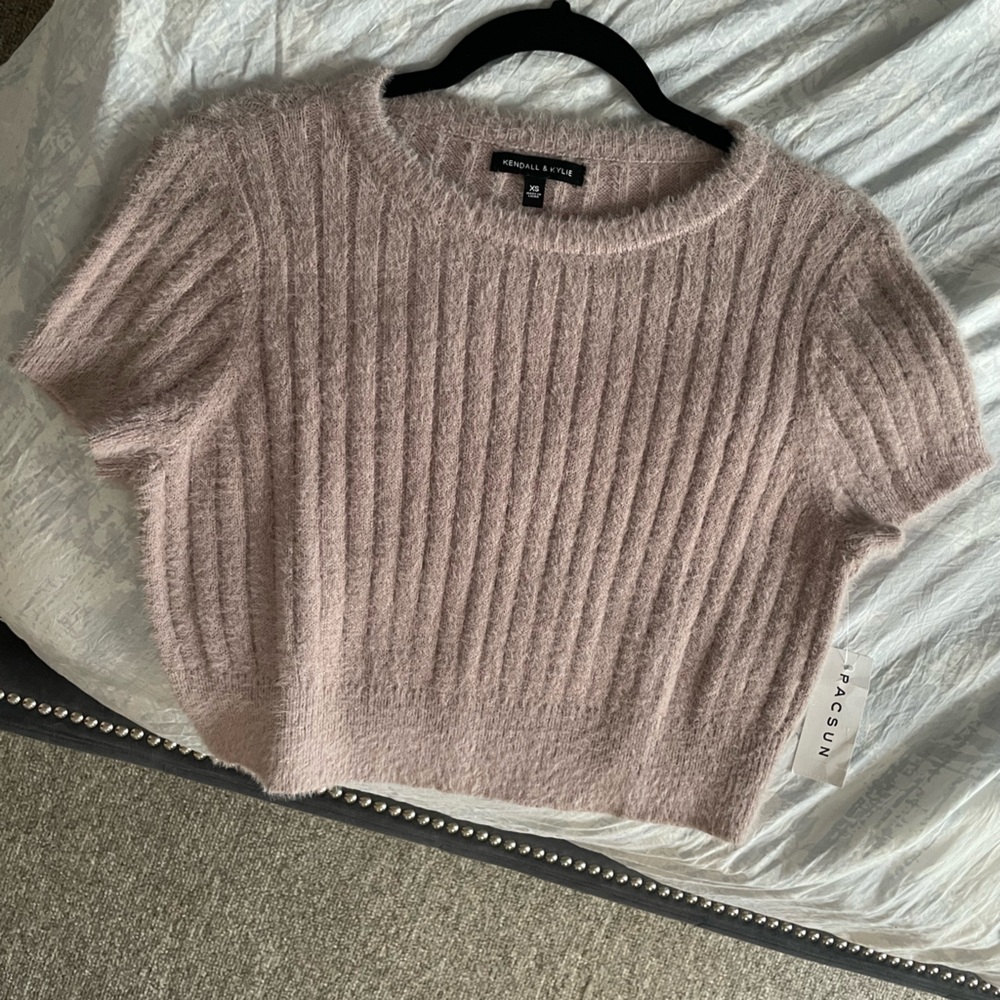 Nice fall top mauve in color brand new I got it from Pacsun.